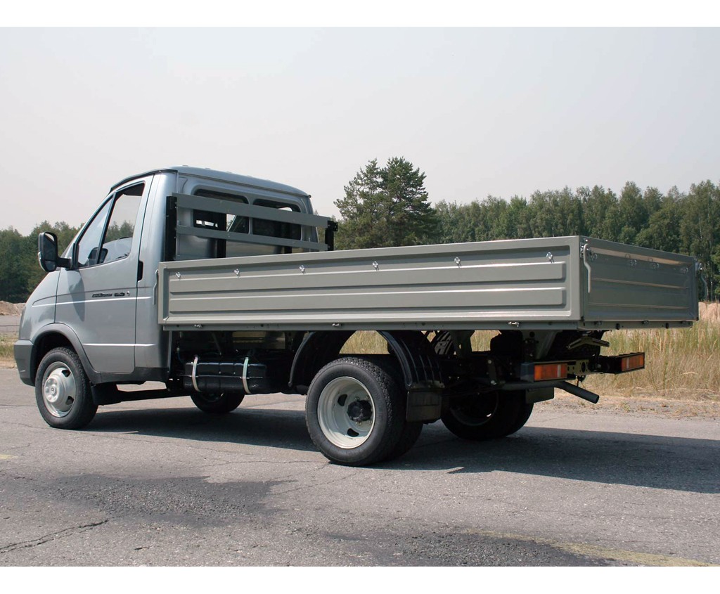 ГАЗ-330202 грузовой с бортовой платформой
