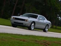 Dodge Challenger Coupe 2-door (3 generation) 6.1 V8 AT SRT8 (431hp) foto, Dodge Challenger Coupe 2-door (3 generation) 6.1 V8 AT SRT8 (431hp) fotos, Dodge Challenger Coupe 2-door (3 generation) 6.1 V8 AT SRT8 (431hp) imagen, Dodge Challenger Coupe 2-door (3 generation) 6.1 V8 AT SRT8 (431hp) imagenes, Dodge Challenger Coupe 2-door (3 generation) 6.1 V8 AT SRT8 (431hp) fotografía