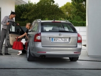 Skoda Octavia Combi wagon 5-door (2 generation) 1.6 TDI DSG (105 HP) foto, Skoda Octavia Combi wagon 5-door (2 generation) 1.6 TDI DSG (105 HP) fotos, Skoda Octavia Combi wagon 5-door (2 generation) 1.6 TDI DSG (105 HP) imagen, Skoda Octavia Combi wagon 5-door (2 generation) 1.6 TDI DSG (105 HP) imagenes, Skoda Octavia Combi wagon 5-door (2 generation) 1.6 TDI DSG (105 HP) fotografía